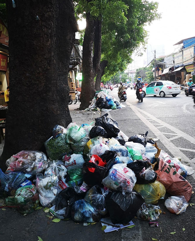Bãi rác Nam Sơn bị chặn, rác thải trong đô thị không thể mang đi, bốc mùi hôi thôi khắp nơi