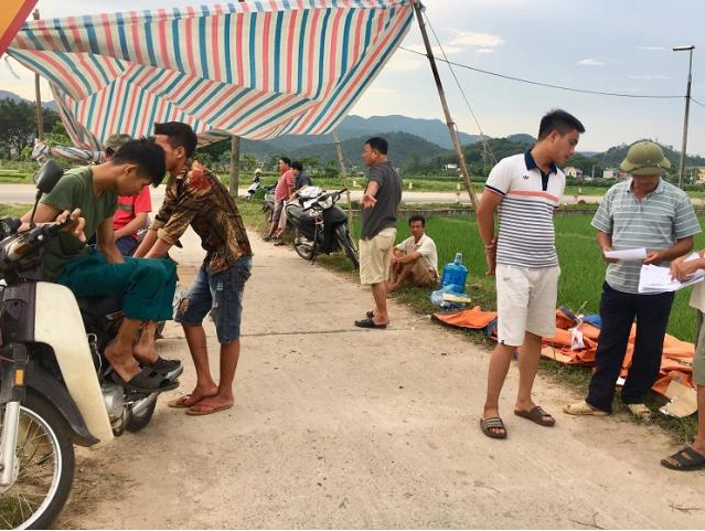 Người dân huyện Sóc Sơn dựng lều, chặn đường vào bãi rác Nam Sơn