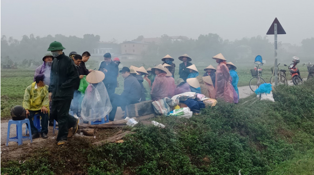 Bất chấp nắng/ mưa, cuộc biểu tình chặn đường vào bãi rác Nam Sơn vẫn diễn ra