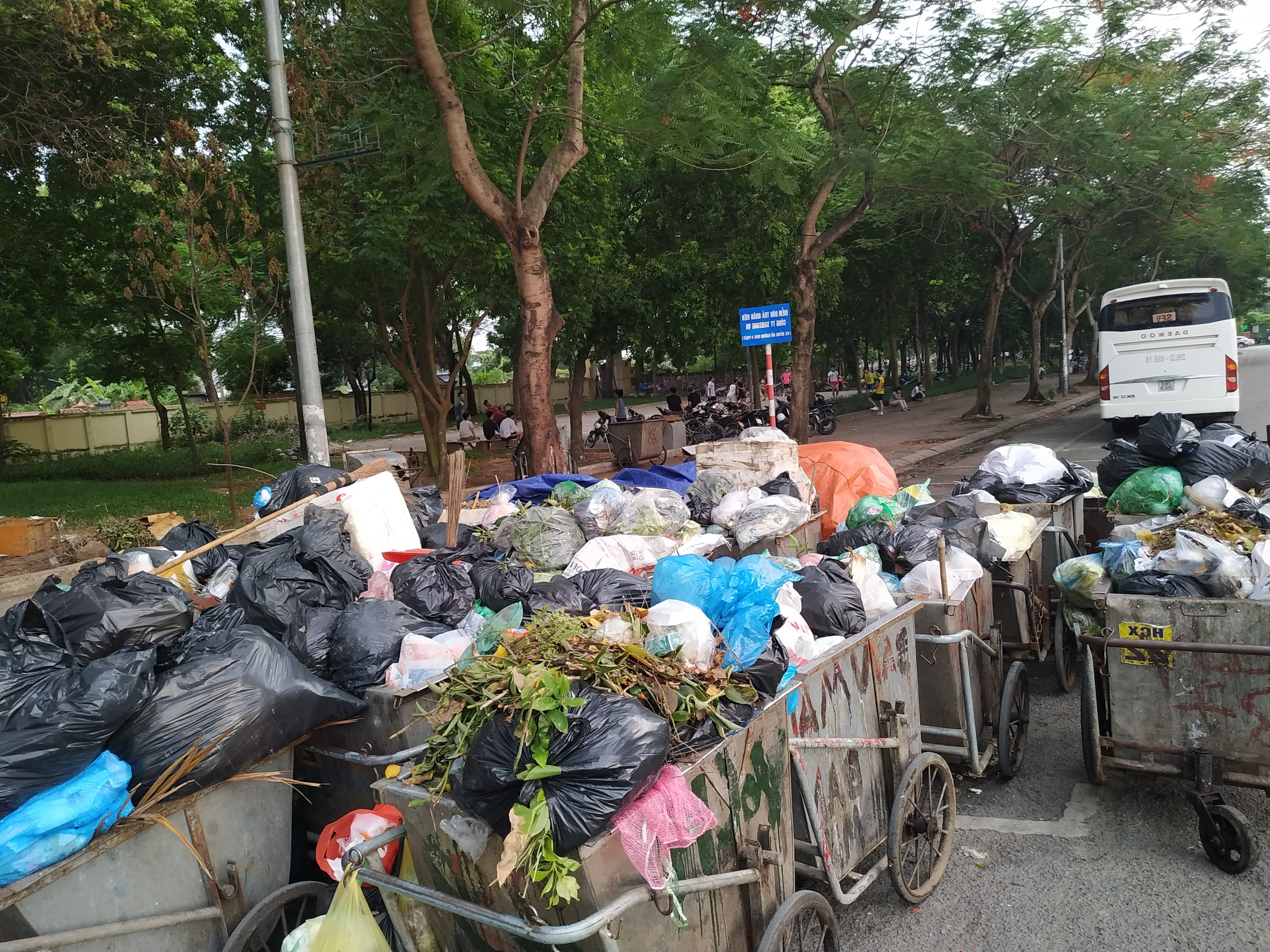 Dân chặn đường bãi rác Nam Sơn, rác thải nội đô không biết đi về đâu