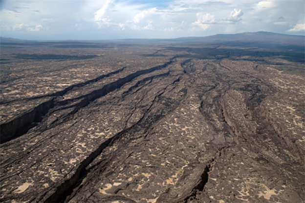 Một vết nứt dài 35 dặm đã mở ra trên sa mạc Ethiopia vào năm 2005, kết quả của các mảng kiến ​​tạo từ từ lan rộng lục địa tạo ra đại dương mới