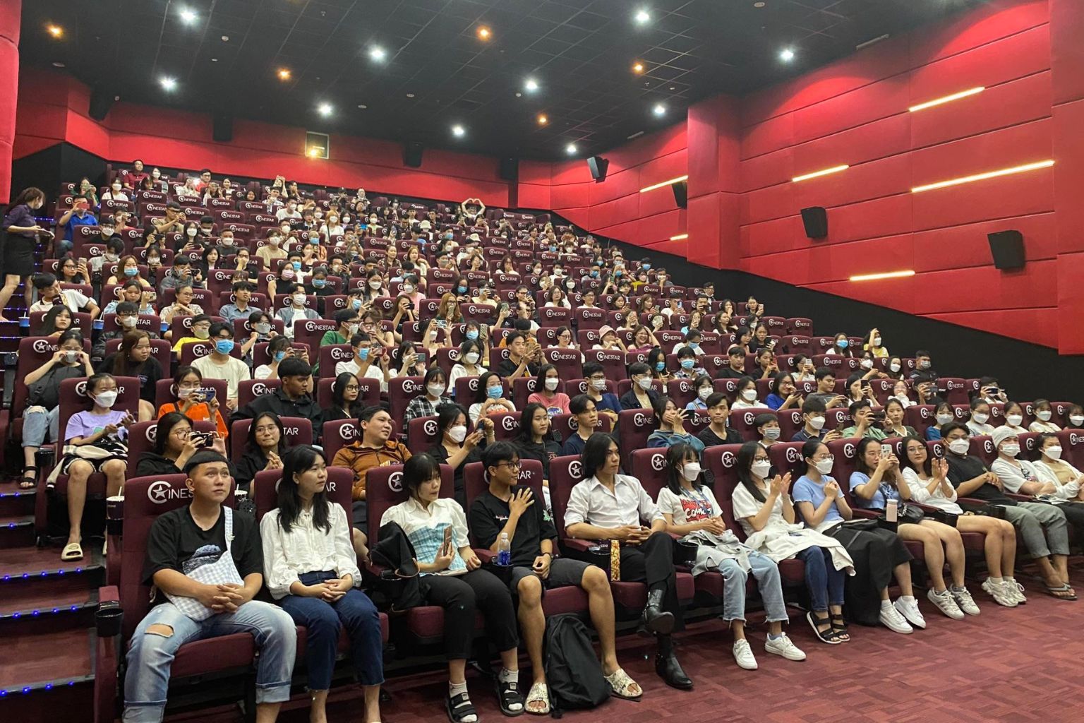 Mật độ khách hàng cao khiến nhu cầu lắp máy lọc không khí công suất lớn cho rạp chiếu phim tăng