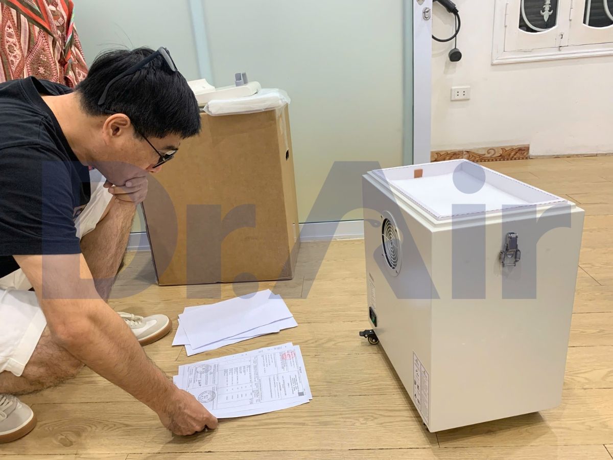 Đối chiếu giấy tờ khi giao máy Dr.Air KL101