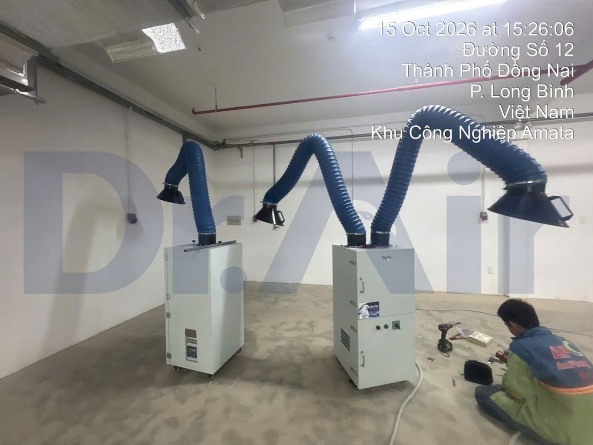 Kỹ thuật viên kiểm tra máy hút khói hàn di động Dr.Air tại Đồng Nai