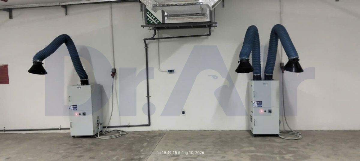 Hai máy hút khói hàn Dr.Air đặt sát tường sau khi cấp điện