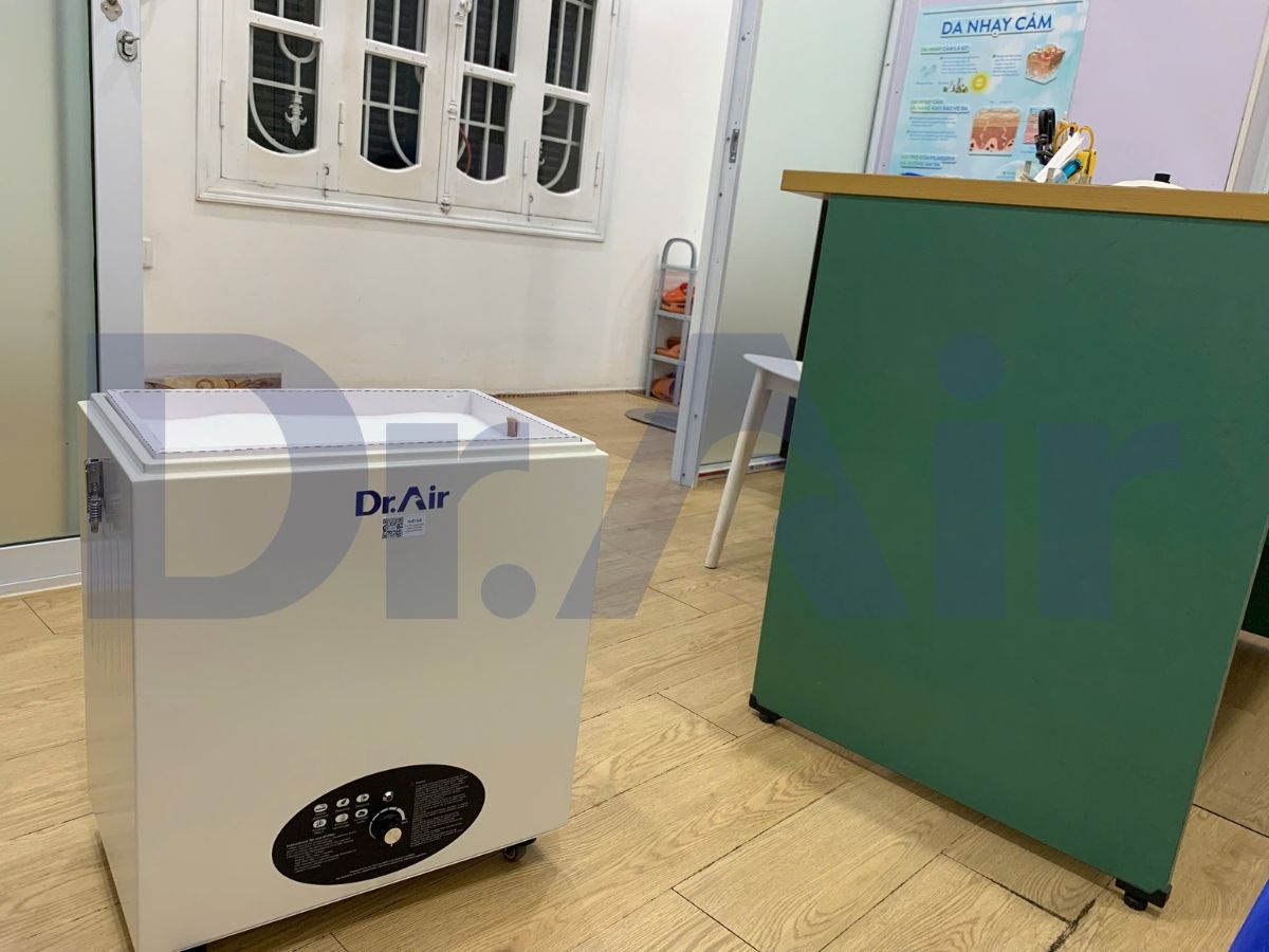 Máy lọc khói laser KL101 đặt cạnh vách ngăn phòng thủ thuật